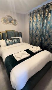 dos camas sentadas una al lado de la otra en una habitación en Modern 3 bedroom house- 2 parking spaces- near central MK en Shenley Lodge