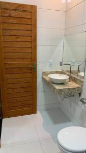 y baño con lavabo y aseo. en Casa de luxo à beira-mar de Prado, na Bahia, en Prado