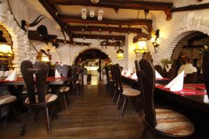 A restaurant or other place to eat at Hotel Kaiserhof Wesel