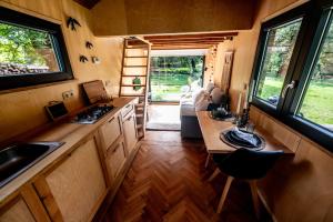 a kitchen with a table in a tiny house at L'arche De Noé in Dinant