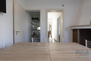 Casa vacanza Lucia Puglia On line في مورتشانو دي ليوكا: غرفة طعام مع طاولة خشبية كبيرة +16 صورة