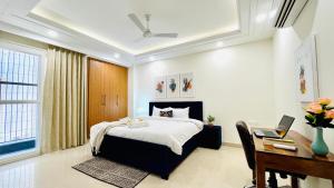 Cama o camas de una habitación en Olive Service Apartments Saket