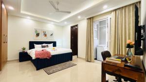 Un pat sau paturi într-o cameră la Olive Service Apartments Saket