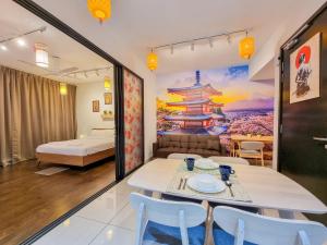 Almas Suite by Nest Home【Puteri Harbour & LEGOLAND】 في نوساجايا: غرفة مع طاولة وكراسي وسرير