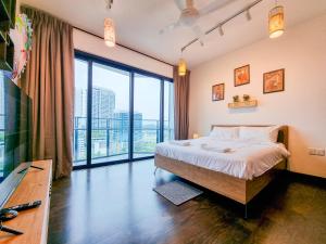 um quarto com uma cama e uma grande janela em Almas Suite by Nest Home【Puteri Harbour & LEGOLAND】 em Nusajaya