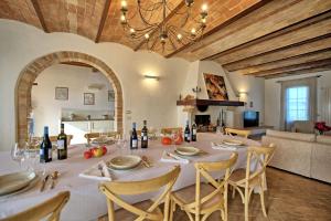 jadalnia z białym stołem i krzesłami w obiekcie Villa Il Caggio by PosarelliVillas w mieście San Gimignano