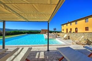 basen w willi z budynkiem w obiekcie Villa Il Caggio by PosarelliVillas w mieście San Gimignano