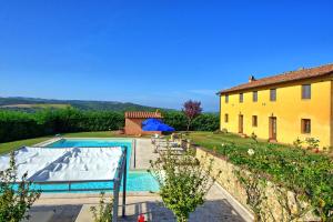 Willa z basenem obok budynku w obiekcie Villa Il Caggio by PosarelliVillas w mieście San Gimignano