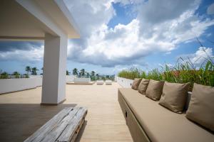 un soggiorno con divano e panca di SandBank View Villa - Private Pool- ZanzibarHouses a Kiwengwa