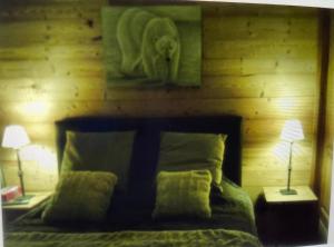sypialnia z łóżkiem z lwem na ścianie w obiekcie Appartement l'Edelweiss w mieście Megève
