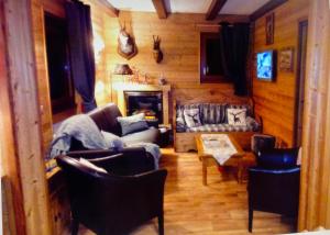 a living room with a couch and a table at Appartement l'Edelweiss in Megève