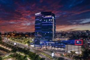 um edifício alto numa cidade à noite em InterContinental Luanda Miramar, an IHG Hotel em Luanda