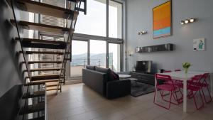 A television and/or entertainment centre at Apartamenty Sun & Snow Bukowa Góra
