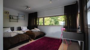 A bed or beds in a room at Apartamenty Sun & Snow Bukowa Góra