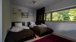 A bed or beds in a room at Apartamenty Sun & Snow Bukowa Góra