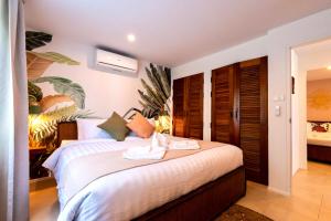 een slaapkamer met een groot bed en handdoeken bij New Seahorse Residence in Nathon Bay