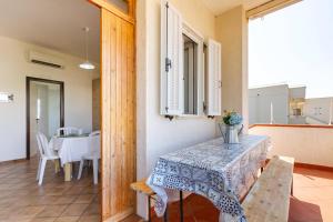 トッレ・カンネにあるAppartamento Levante Luxury - MyHo Casaのテーブルとダイニングルームが備わる客室です。