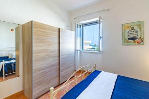 トッレ・カンネにあるAppartamento Levante Luxury - MyHo Casaのベッドルーム(ベッド1台、窓付)