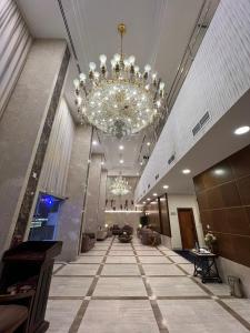 a large lobby with a chandelier and a hallway at فندق ضيافة دلة in Jeddah