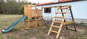 einen Spielplatz mit einer Leiter und einer Rutsche in der Unterkunft Quinta das Camarinhas in Cantanhede