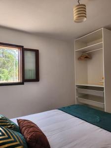 - une chambre avec un grand lit et une fenêtre dans l'établissement Quinta das Camarinhas, à Cantanhede