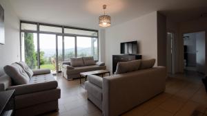 A seating area at Apartamenty Sun & Snow Bukowa Góra