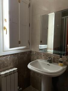bagno con lavandino e specchio di Comodidad en el Centro de Haro a Haro