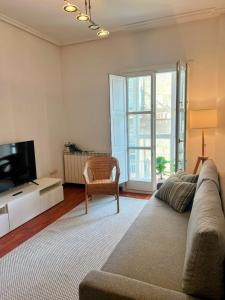 a living room with a couch and a television at Comodidad en el Centro de Haro in Haro