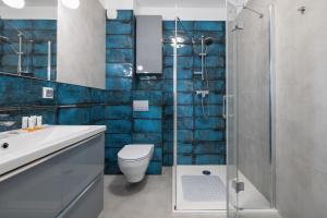 Ένα μπάνιο στο Air-Conditioned Seaside Apartment with Parking & Balcony by Noclegi Renters +15 φωτογραφίες