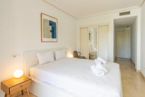 A bed or beds in a room at Los Eucaliptos Appartement deux chambres Chez Stefan Még 32 kép
