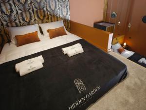 Łóżko lub łóżka w pokoju w obiekcie Studio 12 by Hidden Garden