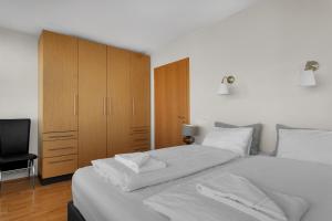 Postel nebo postele na pokoji v ubytování Baldursbrá Apartment Hverfisgata