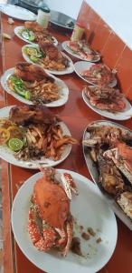 ein Tisch mit vielen Teller Essen drauf in der Unterkunft SANYANG in Sanyang