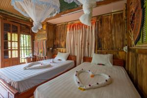 una camera con due letti con cuori sopra di Mu Cang Homestay a Lao San Chay