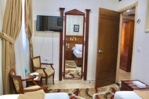 A television and/or entertainment centre at Teba Hotel Ras Elbar
