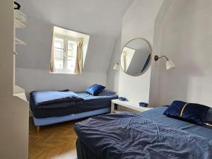 um quarto com 2 camas e um espelho em Place Morny, maison de ville, 2 chambres, terrasse em Deauville