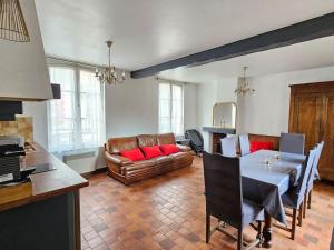 uma sala de estar com uma mesa e um sofá em Place Morny, maison de ville, 2 chambres, terrasse em Deauville