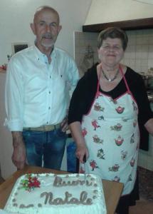 Ein Mann und eine Frau stehen vor einem Kuchen in der Unterkunft Agriturismo Santa Chiara in Pomarance