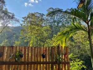 uma cerca de madeira com vasos de plantas em cima em Alto na Montanha Chalé 1 em Viscode de Mauá