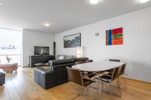 een woonkamer met een tafel en een bank bij Baldursbrá Apartment Laugavegur in Reykjavík