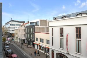 uma vista para uma rua da cidade com edifícios em Baldursbrá Apartment Laugavegur em Reykjavík