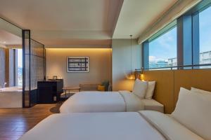 Letto o letti in una camera di Hotel Resonance Taipei, Tapestry Collection by Hilton