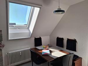 una scrivania in una camera con finestra e tavolo di Ferienwohnung Abendsonne, Winsen a Winsen