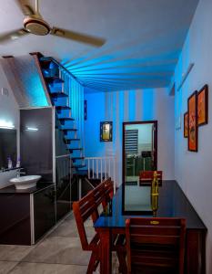 Zimmer mit blauer Decke und einer Treppe in der Unterkunft The Vogue - Luxury Private Pool Villa , Athirappilly in Athirappilly