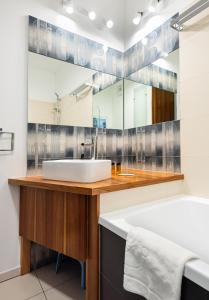 Ένα μπάνιο στο Bemowo Kocjana 2-Bedroom Apartment