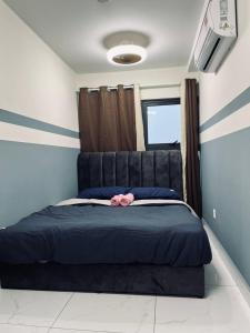 een slaapkamer met een bed met een zwart hoofdeinde bij Arte Cheras 022 with 6 pax in Kuala Lumpur
