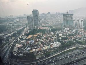 een luchtzicht op een stad met snelwegen en gebouwen bij Arte Cheras 022 with 6 pax in Kuala Lumpur