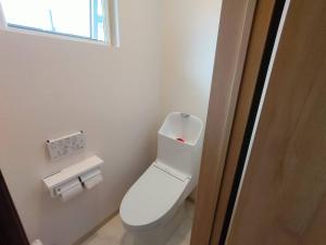 um WC branco numa casa de banho com uma janela em Sho inn MINIMAL HOTEL 小樽駅から無料送迎あり em Otaru