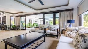 - un salon avec un canapé et une table dans l'établissement Kejora 12 Beachfront 3 br Luxe Villa, à anur