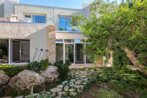 une maison avec un chemin en pierre devant elle dans l'établissement Modern villa with heated pool and sauna, à Marsala